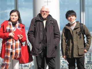 大学院の王霄月さんと中林俊喜君があべのハルカスに案内しました。